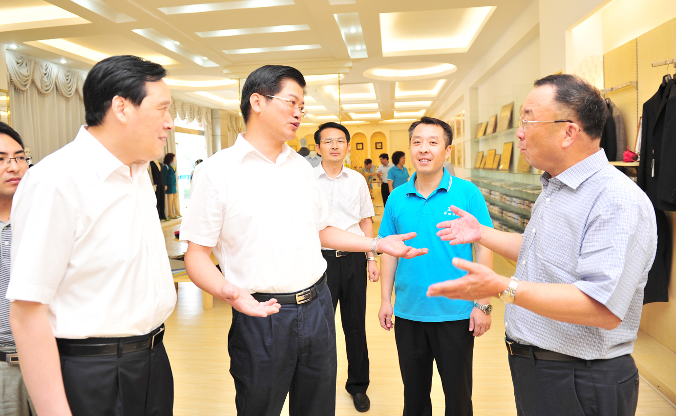 市原宿遷市委書記，現江蘇省人大常委會副主任、省總工會主席魏國強在箭鹿調研